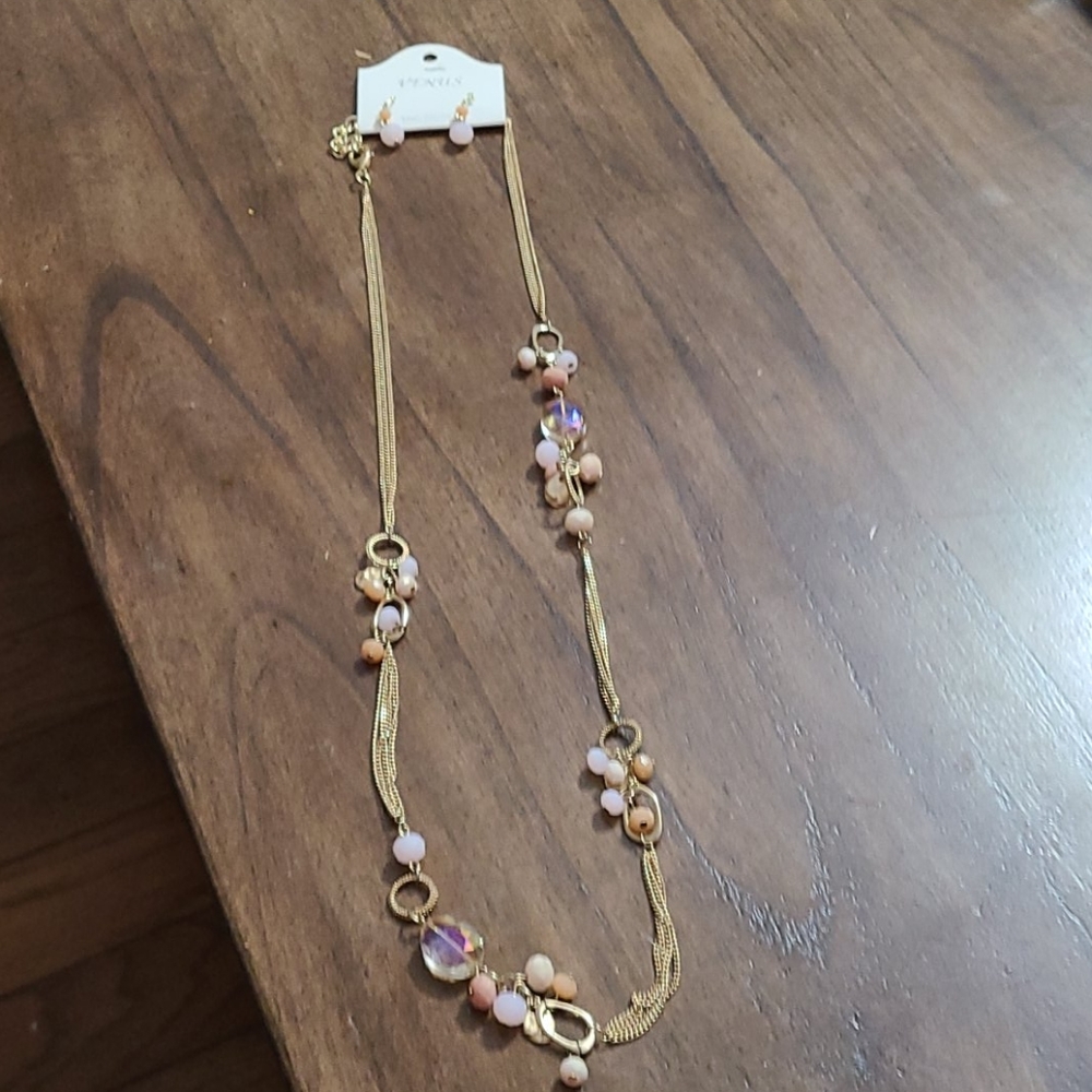 Necklace and earrings set.